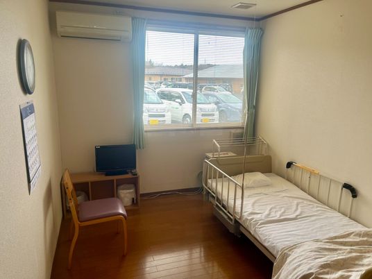 明るい個室の居室  