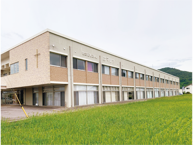 大きな建物の外観 外観 広々とした田園風景に囲まれた、快適な生活をサポートする施設。自然と調和した環境で働けます。