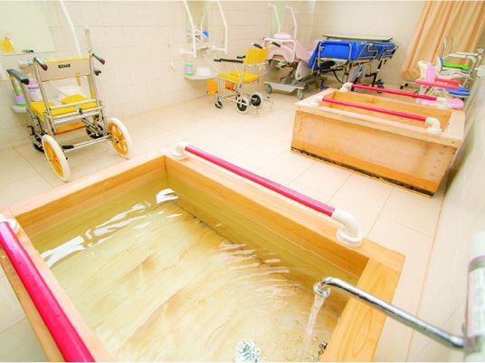 木製浴槽が並ぶ浴室  