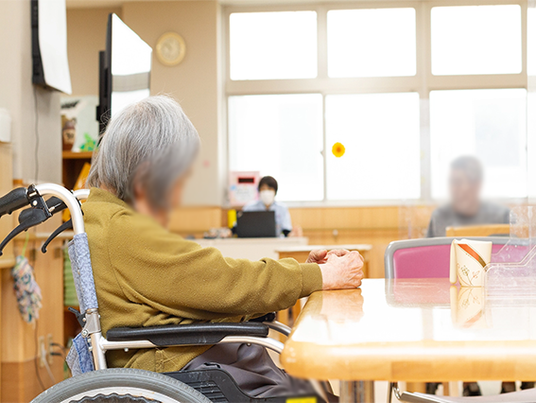 日差しが入るダイニングルーム