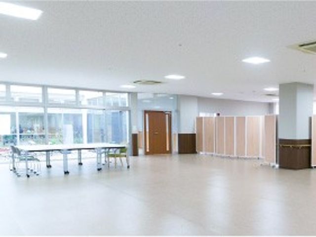 明るい広い食堂 食堂   自然光が入りやすい広々とした空間で、テーブルやパーテーションがゆったり配置されています。働く場として、動きやすさを感じやすい食堂です。