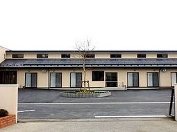 明るい外観の建物