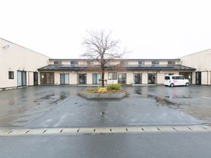 明るい広場と建物の外観