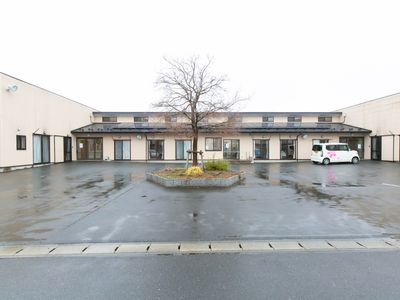 明るい広場と建物の外観