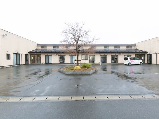 明るい広場と建物の外観