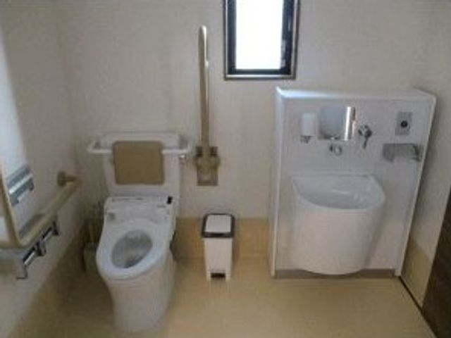 使いやすいバスルーム トイレ 手すり付きで安全に配慮されたトイレは、快適な利用が可能です。明るい空間で安心して過ごせます。