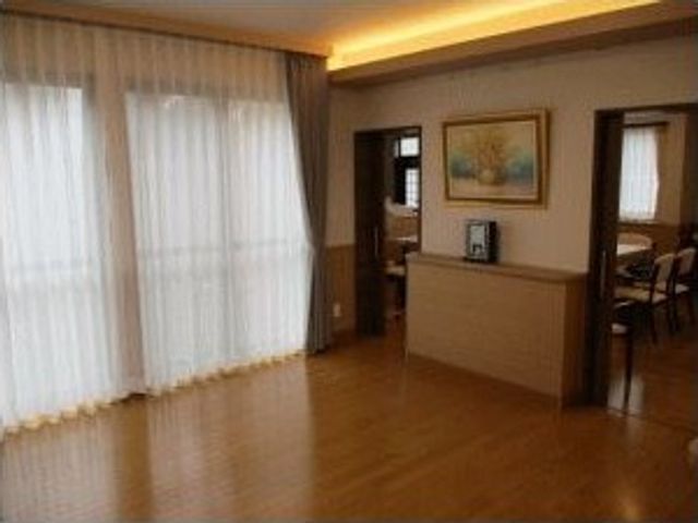自然光が入る居室 居室 広々とした明るい空間が広がる居室です。大きな窓から自然光が差し込み、快適に過ごせます。