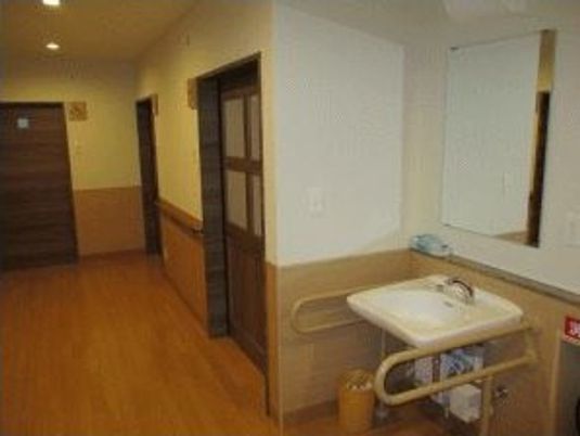 廊下と洗面台の様子
