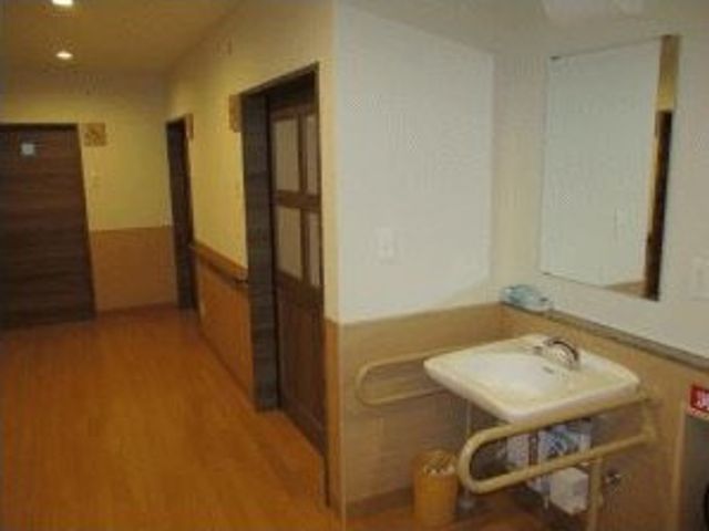 廊下と洗面台の様子 廊下 明るい廊下には洗面台が設置され、利便性を高めた設計です。ゆったりとした空間で移動も安心です。
