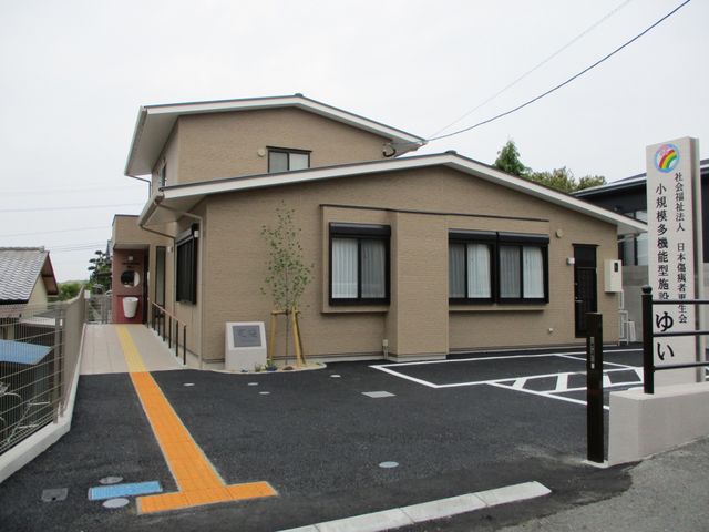 施設の外観 外観 建物は広々とした駐車スペースがあり、アクセスが便利な設計です。安心して働ける環境です。