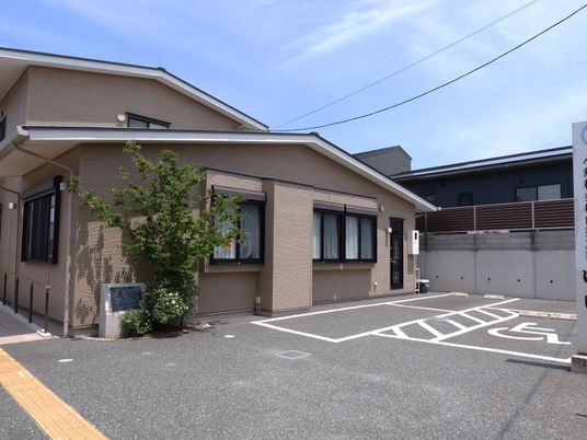 施設の外観と駐車場  