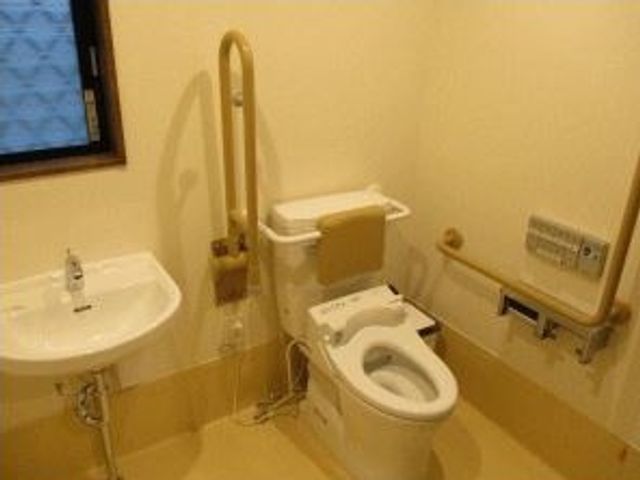 使いやすいトイレ トイレ 手すりが設置されたトイレで、安心して利用できます。バリアフリー仕様が特徴です。