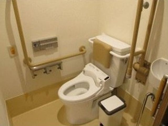 使いやすいトイレ空間 トイレ 手すりが設置された空間は、安全性が考慮されています。介助が必要な場面でも安心です。