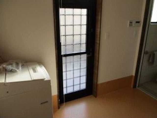 居室のドア付近 居室 日差しが入るドア付近は、開放的で利用者にとって心地よいスペースです。