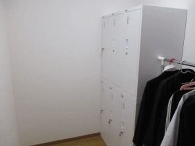 ロッカーのある空間 クローゼット 十分な収納スペースが確保された作業服専用の脱衣エリアです。シンプルで清潔な雰囲気です。