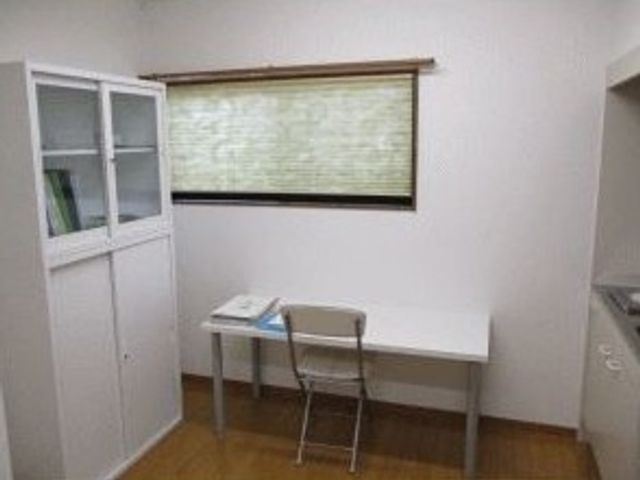 居心地よい居室 居室 シンプルで明るい居室。作業やリラックスにぴったりの空間です。