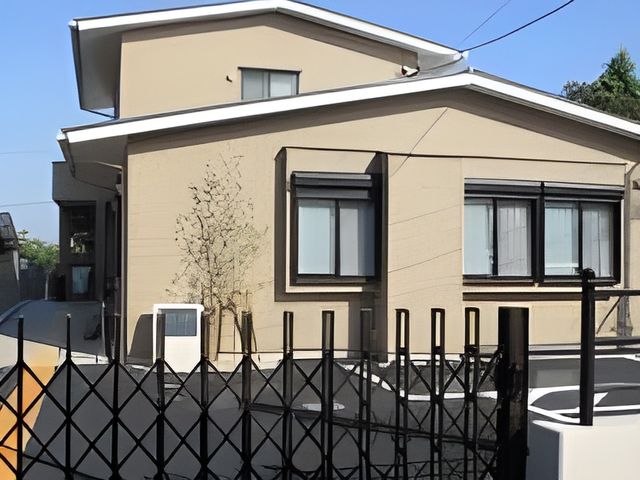 明るい建物の外観 外観 やわらかな日差しが差し込む外観です。ここでの暮らしを一緒にサポートしてみませんか。
