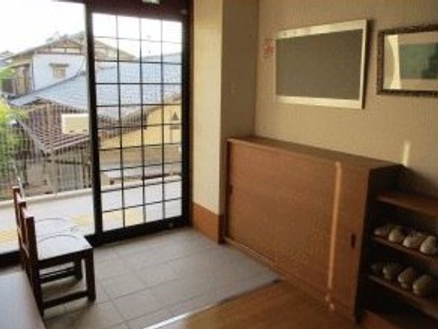 窓がある部屋 和室 外の眺めが楽しめる和室です。自然光が差し込む明るい雰囲気が特徴です。