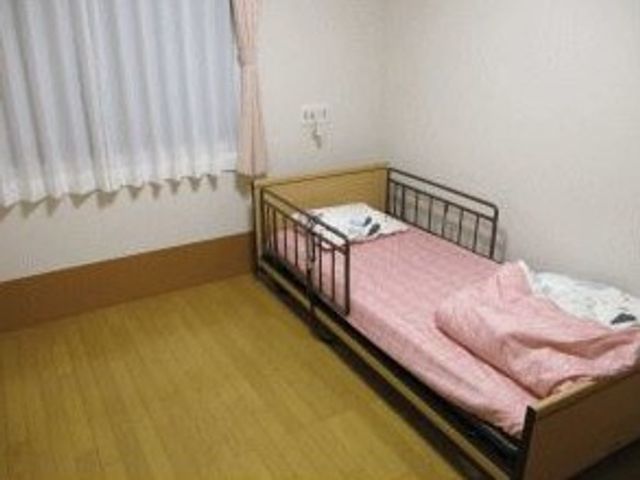居室のベッド 居室 シンプルで落ち着いた雰囲気の居室です。心地よい自然光が入り、優しい印象を与えます。