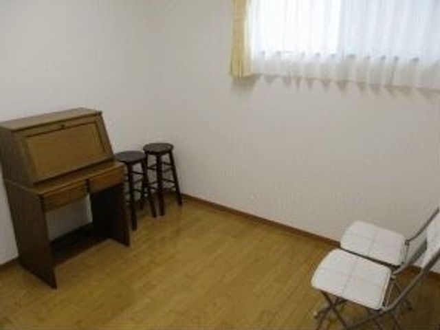 温かみのある居室 居室 明るい窓から自然光が差し込む居室です。シンプルで落ち着いた雰囲気が感じられます。