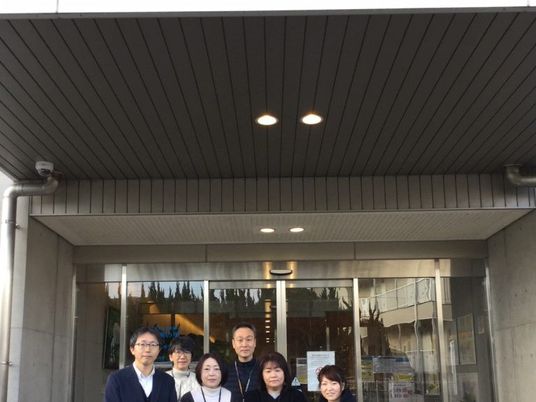 スタッフが並ぶエントランス  