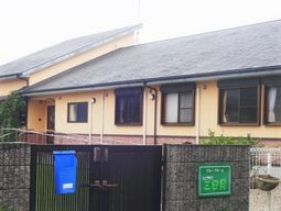 外観のベージュの建物