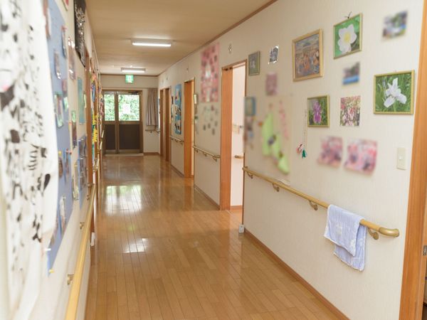 廊下の明るい様子