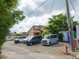 建物と駐車場の風景