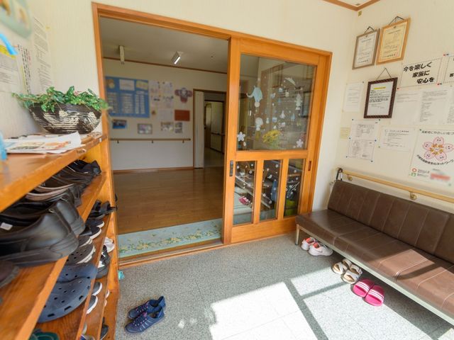 温もりのあるエントランス 玄関ホール すのこ付きの靴棚や長椅子が置かれた明るいエントランスが迎え入れてくれます。ここから新しい仕事の一日が始まります。