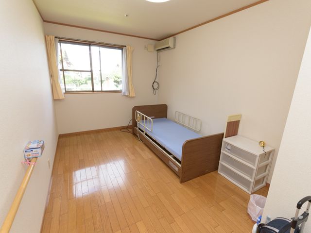 広々とした明るい居室 居室 ゆとりのある床面積を持つ居室で、快適な私生活をお過ごしいただけます。窓から自然光が入り、清潔感のある空間です。