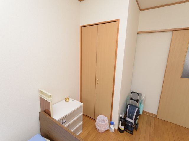居室の角の様子 居室 ゆとりある居室の一角をご覧いただけます。車椅子の収納スペースも設けられ、清潔感のある環境が保たれています。