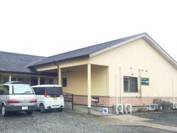 黄色い壁の建物外観