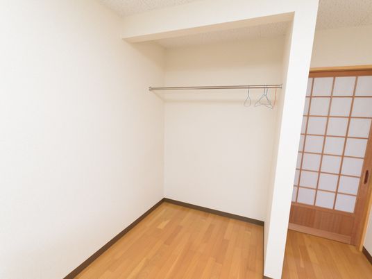 シンプルな和室のクローゼット
