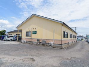 黄色壁の建物外観