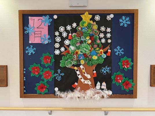 季節の飾り付けが施された掲示板