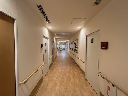 清潔感のある施設の廊下