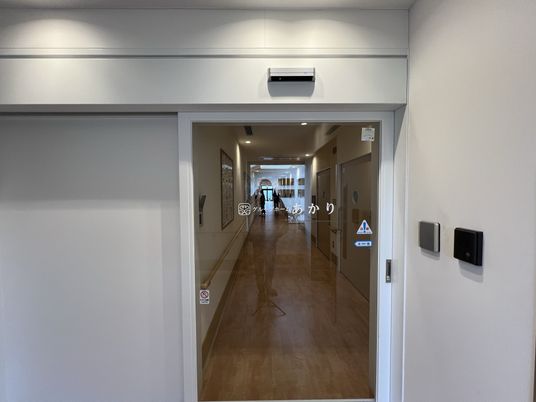 スタッフが働く廊下の様子