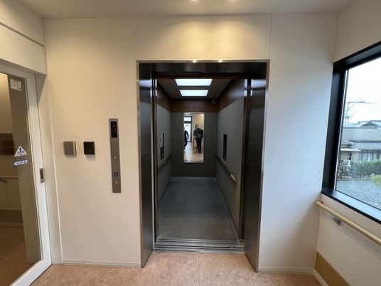 広々としたエレベーター前