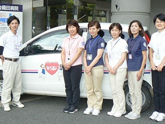 送迎車とスタッフの集合  