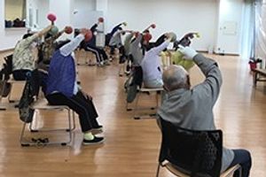 椅子を使った体操の場面