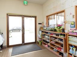 明るいエントランスの様子