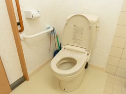 手すり付きのトイレ