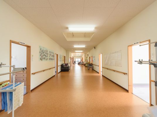 明るい廊下の風景