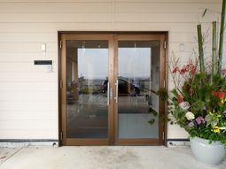 入口と花のある外観