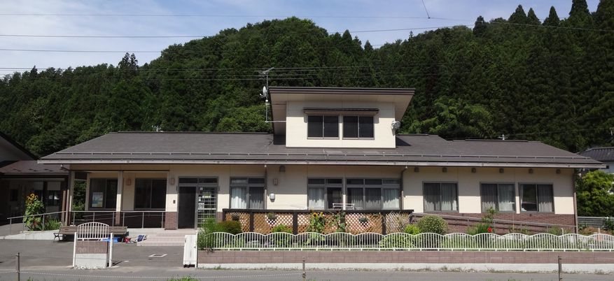 緑に囲まれた建物外観