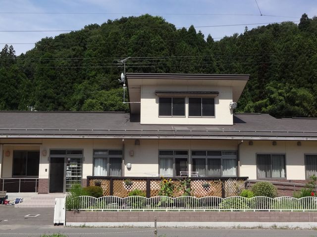 緑に囲まれた建物外観 外観 緑豊かな環境に囲まれた施設の建物です。静かで落ち着いた雰囲気の中で働けます。