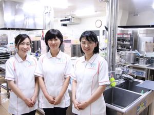 調理室で並ぶスタッフ  