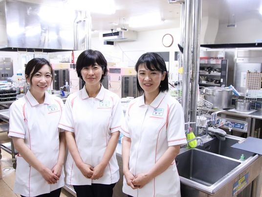 調理室で並ぶスタッフ  