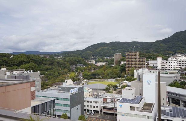 山と市街地の景色