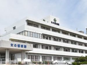 白い外観の建物外観  